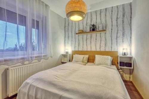 Un dormitorio con una cama grande y una ventana en HAROL Home & Bike, en Fertőrákos