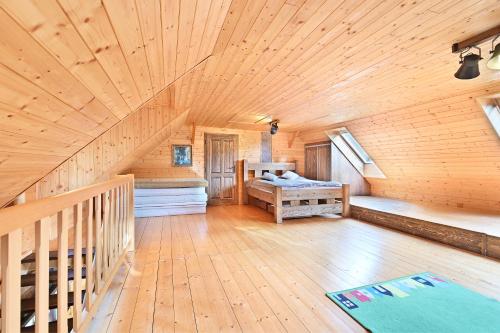 Habitación grande con techo de madera en una cabaña de madera. en Wooden house in the heart of the Giant Mountains with own hill, en Víchová nad Jizerou