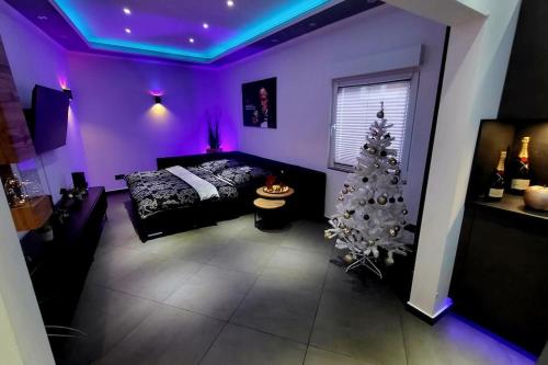 una sala de estar con un árbol de Navidad y luces púrpuras en Luxus Loft Whirlpool Designer Küche Bad, en Herdecke