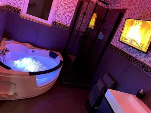 Baño púrpura con bañera y lavabo en Luxus Loft Whirlpool Designer Küche Bad, en Herdecke