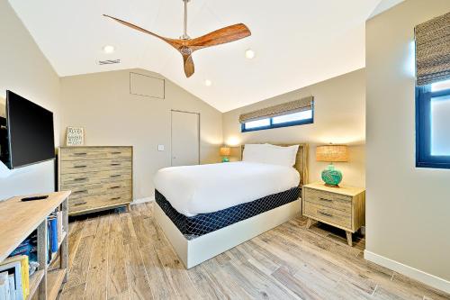 Giường trong phòng chung tại 3BR Beachfront Bungalow