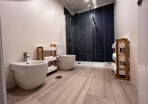 La salle de bains est pourvue d'une baignoire, d'un lavabo et de toilettes. dans l'établissement VUT PLAZA DEL ANGEL, à Salamanque
