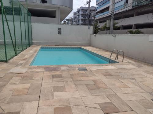 a swimming pool on the side of a building at Apartamento Praia do Forte Familiar com piscina in Škorak
