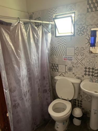 HOSTAL ISABELLA في تافي ديل فالي: حمام مع مرحاض ومغسلة