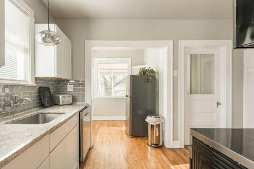 una cucina con frigorifero e pavimenti in legno di Luxurious 6 bedroom villa near downtown a San Antonio