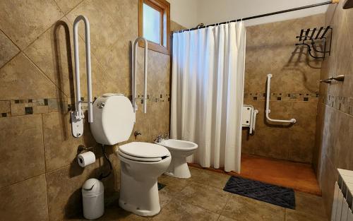 een badkamer met een toilet en een douche bij Huilko in San Martín de los Andes