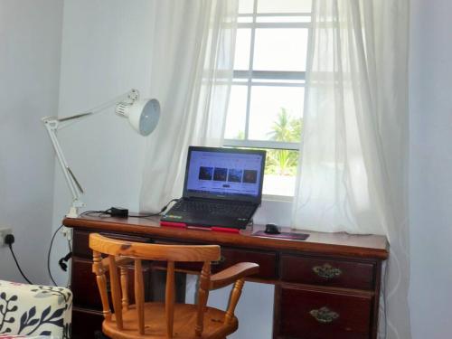 Una televisión o centro de entretenimiento en Selen's Apartment in Ti Rocher Micoud Saint Lucia