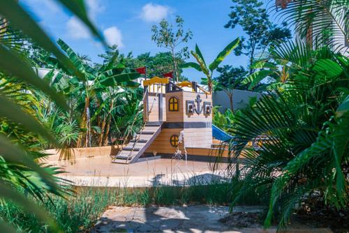 Ein Garten an der Unterkunft The Waves Tulum by BNB Experience