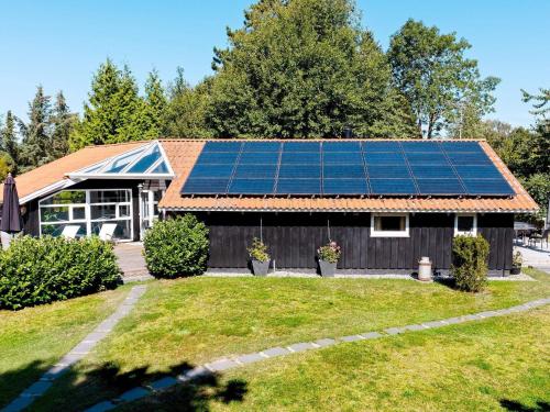 una casa con paneles solares en el techo en 8 person holiday home in Gilleleje, en Gilleleje