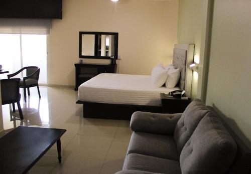 Hotel Mirage tesisinde bir odada yatak veya yataklar