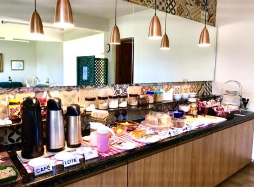 una cucina con un bancone con del cibo sopra di Hotel Chalés Gramado a Águas de Santa Barbara
