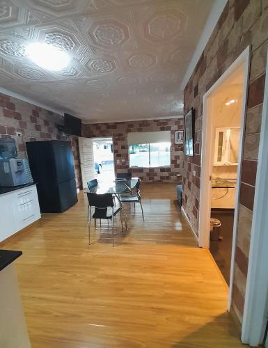 a kitchen and dining room with a table and chairs at Golfers Inn in Tenterfield
