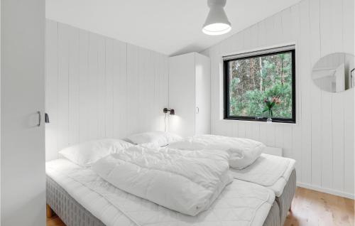 BedegårdにあるAmazing Home In Nex With Kitchenの白いベッドルーム(白いシーツと窓付きのベッド付)