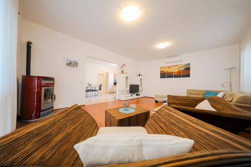 ein Wohnzimmer mit einem Sofa und einem Tisch in der Unterkunft Holiday home ''Villa Galetta'' in Ist