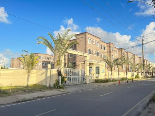 an empty street in front of a building at MSHome - Apartamento Térreo com Varanda e Mobiliado in João Pessoa