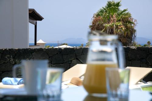 szklankę soku pomarańczowego siedzącą na stole w obiekcie Villa Esterlicia w mieście Playa Blanca
