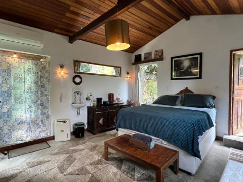 ein Schlafzimmer mit einem Bett und einer Holzdecke in der Unterkunft Amazing forest House in the city! Private guest suite - double studio room in Rio de Janeiro