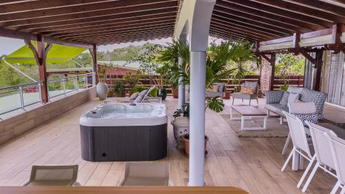 Un balcón o terraza de Domainde de Meilly - M&P Concept Vue mer Jacuzzi OU Piscine