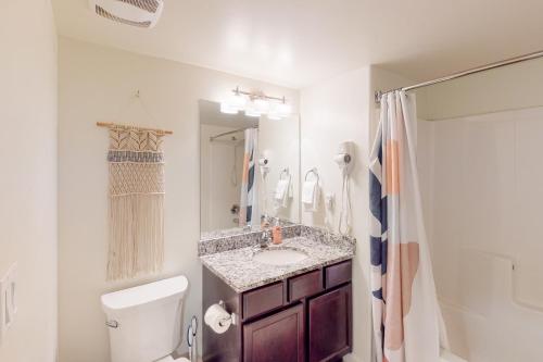 ein Badezimmer mit Waschbecken, Toilette und Dusche in der Unterkunft Red Cliff 5B in Moab