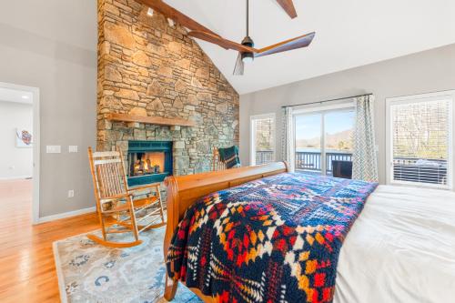 une chambre avec un lit et une cheminée dans l'établissement Lakeside Retreat, à Brevard