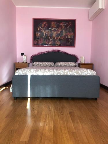 a bedroom with a bed in a pink wall at La Dolce Dimora degli Angeli in Rome