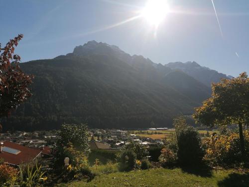 富爾普梅斯的住宿－Ferienwohnung Talblick，享有山谷的背景山景。