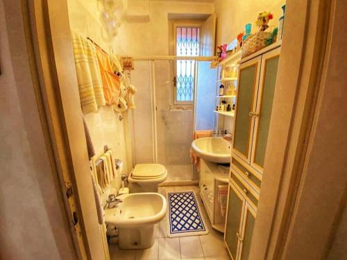 a small bathroom with a toilet and a sink at Casa Chianti in Mercatale Val Di Pesa