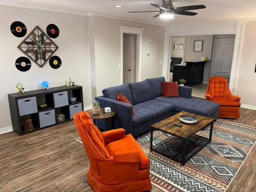 Gallery image of NEW The Drover by USAO - King Bed - SmartTV - Quiet Street! in Chickasha