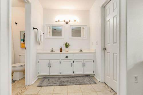 ein weißes Bad mit einem Waschbecken und einem WC in der Unterkunft New! Close To Beach, Cozy, New beds & Family Friendly in Navarre
