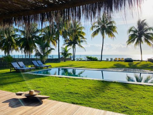 ein Resortpool mit Meerblick in der Unterkunft Casa Mar - Vila Gameleira in São Miguel dos Milagres