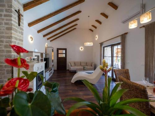 uma sala de estar com um sofá e algumas plantas em Wonderful Holiday Home in Pridraga with Wellness em Pridraga