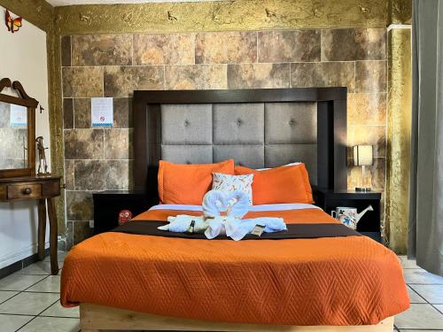 a bedroom with a large bed with towels on it at HOTEL CASONA DE LAS AVES in Guanajuato