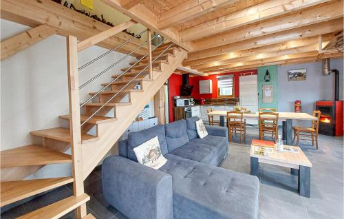 - un salon avec un canapé bleu et un escalier en bois dans l'établissement Nice Home In La Longeville With Wifi, à La Longeville