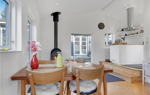 Beautiful Home In Ølsted With Kitchenにあるキッチンまたは簡易キッチン