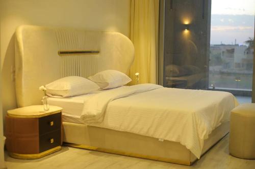 מיטה או מיטות בחדר ב-قصر السفير بيفرهيلز