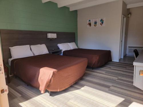 una habitación de hotel con 2 camas en una habitación en Budget Inn Winter Haven Auburndale en Winter Haven