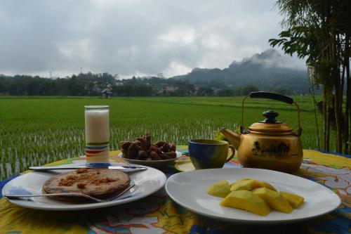 una mesa con platos de comida y una tetera en THE SINGKI HOME FAMILY, en Rantepao