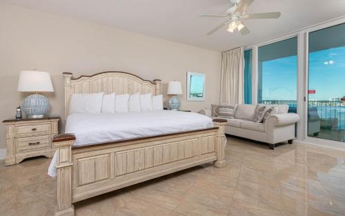 - une chambre avec un lit, un canapé et une fenêtre dans l'établissement Caribe The Resort C706 condo, à Orange Beach