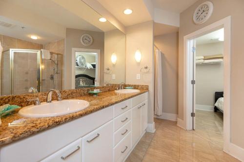 La salle de bains est pourvue de 2 lavabos et d'une douche. dans l'établissement Caribe The Resort C706 condo, à Orange Beach