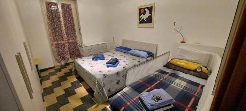 um pequeno quarto com uma cama e uma janela em Casa dei Nonni - comodo Metro e Stadio Juve em Turim