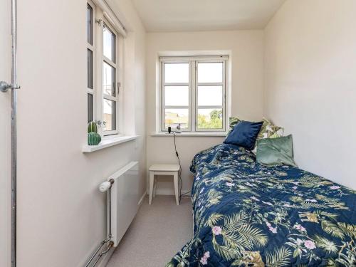 Habitación pequeña con cama y ventana en Holiday home Faaborg XXXII en Fåborg