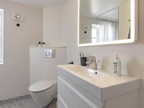 y baño con lavabo, aseo y espejo. en Holiday home Faaborg XXXII en Fåborg