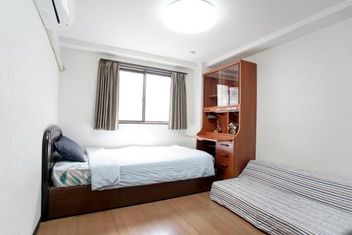 Un pat sau paturi într-o cameră la Mochida's Guest House