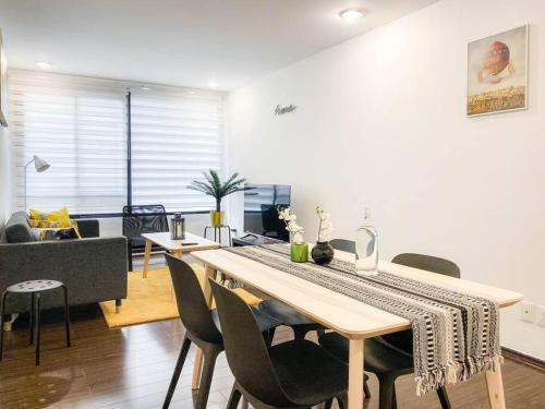 a dining room and living room with a table and chairs at Departamento en la Condesa Roma Ciudad de México in Mexico City