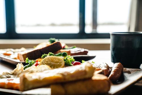 un tavolo con due piatti di cibo e una tazza di UMITOMA OCEANVIEW RESORT ECHIZEN a Gamō