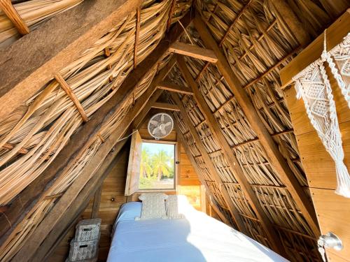 un dormitorio en una casa del árbol con una cama en ella en Nattivo Ecoglamping en La Sabrosa