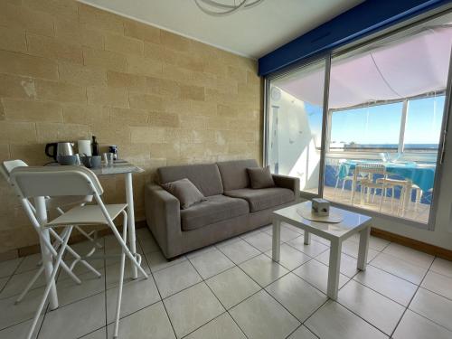 un salon avec un canapé et une table dans l'établissement Studio à Sète avec vue mer, parking privé, proche plages et commerces - FR-1-338-486, à Sète