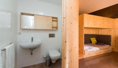 un piccolo bagno con letto a castello e lavandino di Vale do Ninho Nature Houses a Ferraria de São João