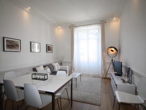 un salon blanc avec une table et des chaises blanches dans l'établissement Magnifique T2 avec Wifi en centre, 1 chambre, 3 étoiles - FR-1-608-85, à Le Mont-Dore