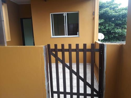 a black gate in front of a house at HOSPEDAGEM DA ROSE 3 in Marataizes